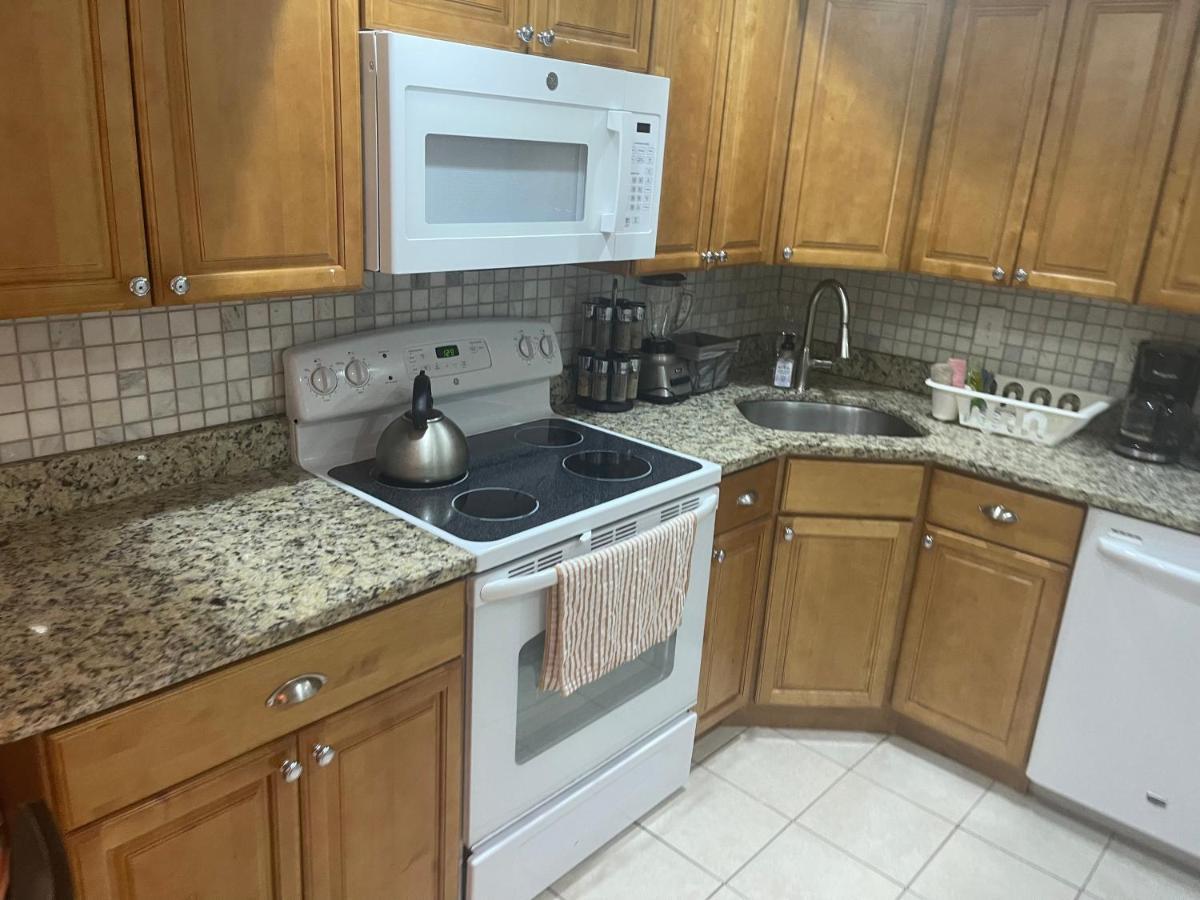 Comfy Basement Home 2 Bdrm1Den 3Queen Beds Washington Eksteriør billede